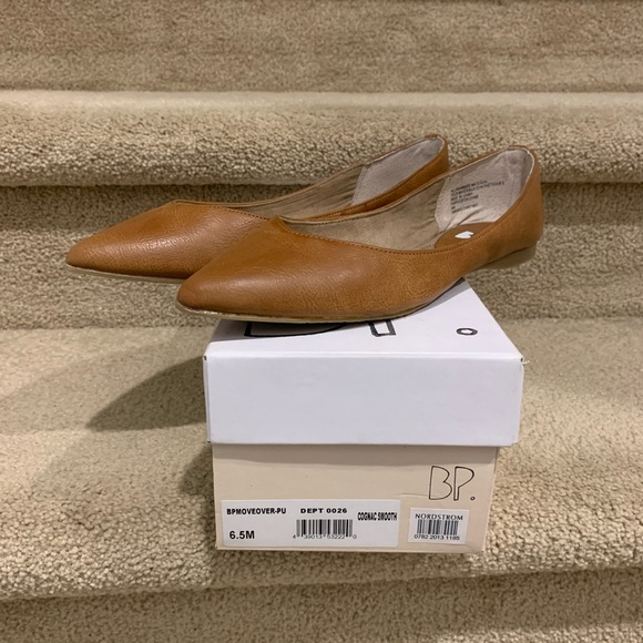 BRAND NEW Pointed Toe Leather Flats - Picture 3 of 5